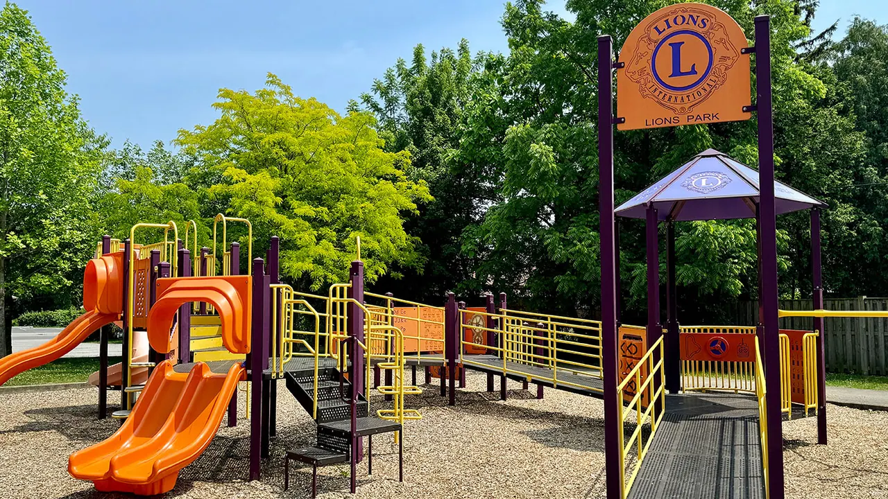Ground-level view of Niagara Falls Lions Park
